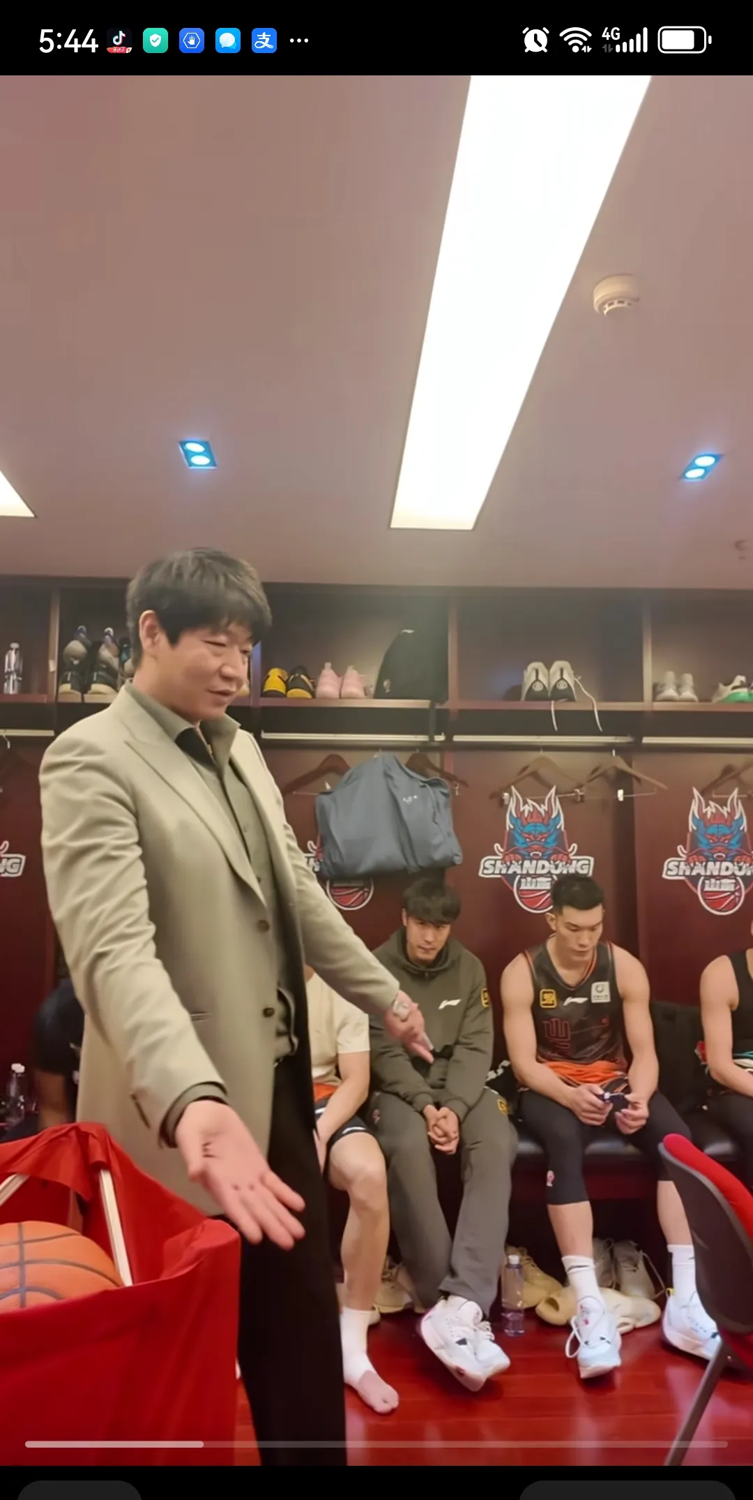 邱彪安排年轻队员晚上加练投篮教练组要一起参加的简单介绍