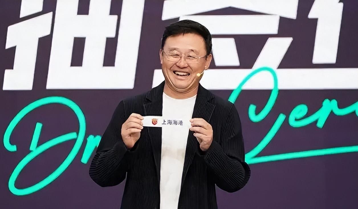 孙继海亲临重庆，为世俱杯奖杯揭幕的简单介绍