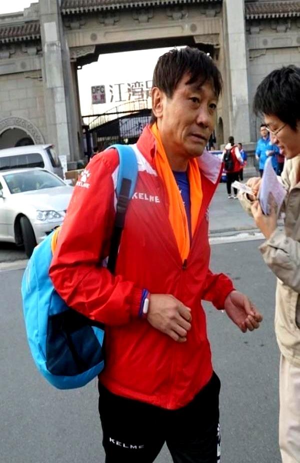 20年前，那个让那英甘愿“未婚生子”的前国脚高峰，如今过得怎样的简单介绍